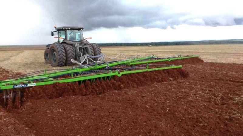 GANFP (R) D 160 - Rastra Niveladora flotante doble con neumático